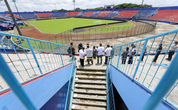 TGIPF meninjau Stadion Kanjuruhan, Malang, Jawa Timur yang menjadi lokasi tragedi tewasnya 131 orang usai laga Arema FC versus Persebaya Surabaya. (Foto: Kemenko Polhukam)