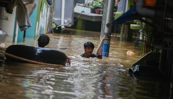 Banjir Jakarta Meluas hingga 82 RT, Ketinggian Air Kelurahan Cawang Hampir 2 Meter