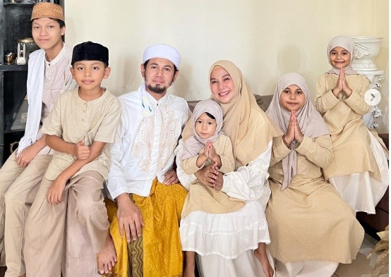 Puput Melati Pasangan Artis Kembali Mesra Setelah Batal Cerai. (foto: instagram)