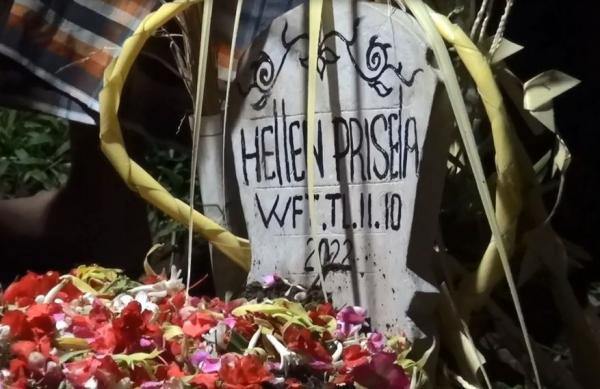 Korban ke-132 Tragedi Kanjuruhan Helen Priscella dimakamkan Selasa (11/10/2022) malam di kompleks Ponpes. (Foto: iNews/Saif Hajarani)