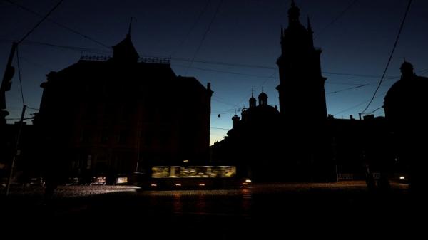 Serangan rudal Rusia menghantam infrastruktur penting di Lviv, kota menjadi gelap. (Foto: Reuters)