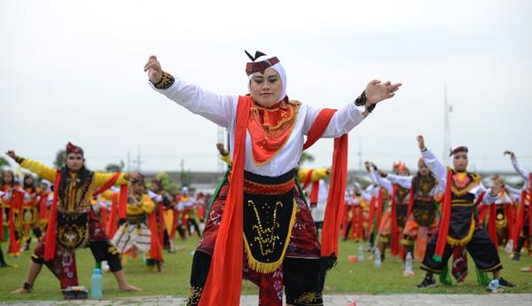 Puluhan Ribu Pelajar Hingga Guru Pecahkan Rekor MURI Tari Remo Boletan ...