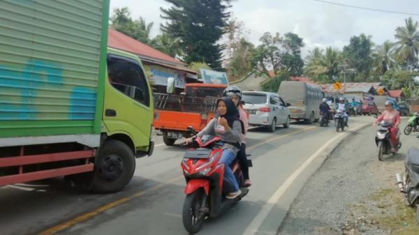 Isi BBM di SPBU Padang Aro Antre, Kemacetan Tak Terhindarkan