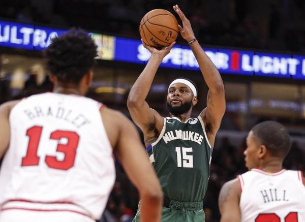 Bolden Bucks Milwaukee Bucks menurunkan Marques Bolden sebagai starter pada laga pramusim NBA. Sayang, Bucks kalah atas Chicago Bulls 104-127. (foto: REUTERS).