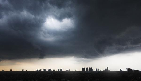 Waspada Wilayah Jaksel dan Jaktim Berpotensi Hujan Disertai Petir pada Siang Hari