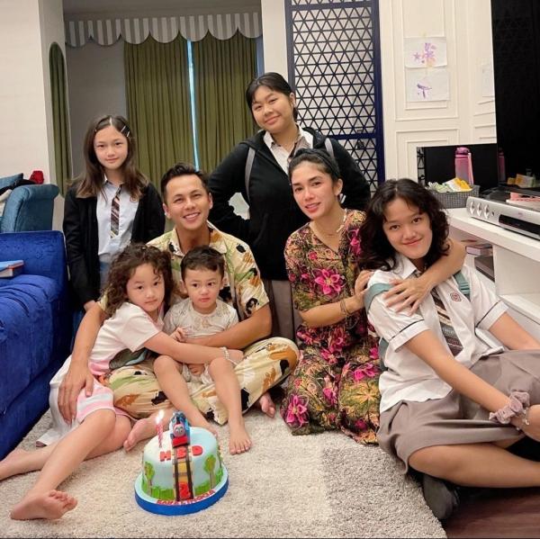 Artis Dikenal Baik dengan Anak Tiri. (Foto: instagram)