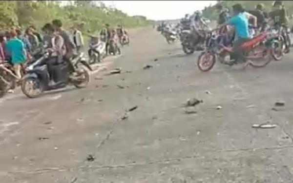 Bandara di Sumatera Selatan 4 Kerumunan remaja menggelar balap liar di Runway Bandara Stanvac di PALI pada September 2021. (Foto: tangkapan layar/Ist)