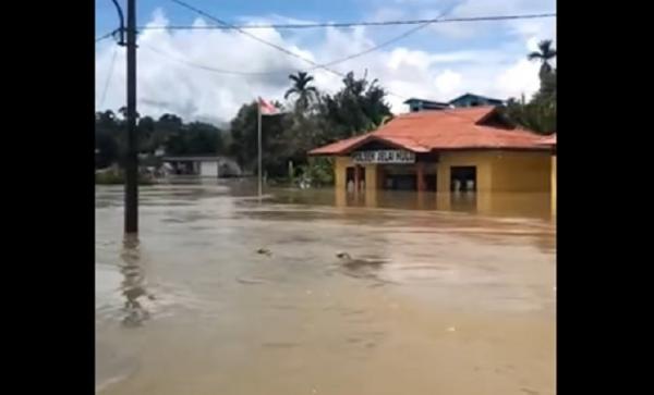 Kantor Polsek Jelai Hulu terendam banjir. (Foto: Instagram Humas Polres Ketapang)