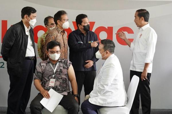 Jokowi di Peluncuran Vaksin IndoVac Presiden Joko Widodo dalam acara peluncuran dan penyuntikan perdana Vaksin IndoVac di Gedung Bio Farma, Bandung, Kamis (13/10/2022). (Foto: Dok. Kementerian BUMN)