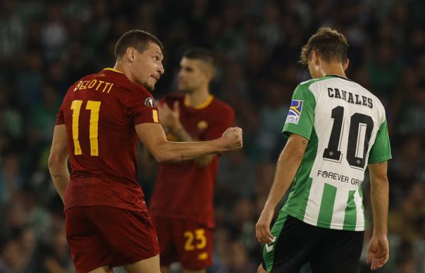 Andrea Belotti Sergio Canales Striker AS Roma, Andrea Belotti merayakan gol di hadapan pemain Real Betis, Sergio Canales dalam laga Liga Europa 2022/2023 di Stadion Benito Villamarin, Kamis (13/10/2022). (Foto: REUTERS)