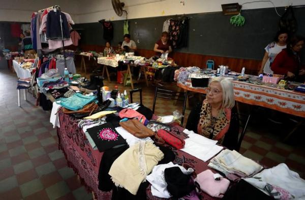 Penjual menunggu pelanggan di klub barter saat Argentina menghadapi salah satu inflasi tertinggi di dunia. (Foto: Reuters)