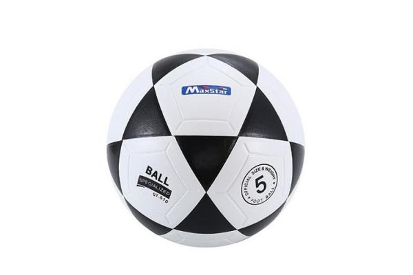 Maxstar Soccer Ball Original Size 5 -Black. (Foto: MNC Media)