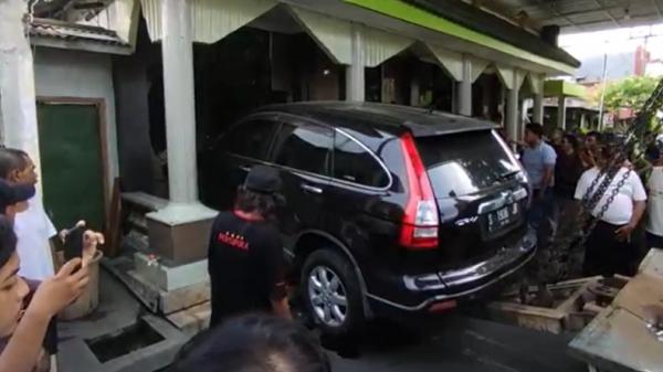 Mobil Honda CRV menghantam mushola di Gang III Kauman, Lamongan, Jawa Timur, Jumat (14/10/2022). (Foto: Abdul Wakhid).