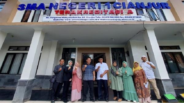 Kepala SMAN 1 Cianjur Agam Supriyatna dan guru serta panitia penyelenggara Dies Natalis 63 SMAN 1 Cianjur. (FOTO: ISTIMEWA)