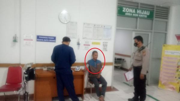 AR (lingkaran merah), pelaku pembakaran rumah diperiksa kejiwaannya di RSUD R Syamsudin SH. (FOTO: DHARMAWAN HADI)