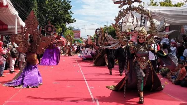 Peserta Kirab Budaya 2022 tampil dengan kostum menarik. (FOTO: ANDRIAN SUPENDI)