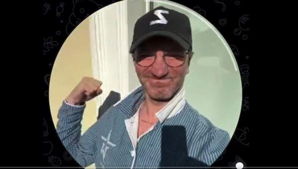 Anton Krasovsky yang merupakan direktur penyiaran untuk saluran RT yang didanai negara, memposting video dirinya menari di balkon. (Foto: Twitter)