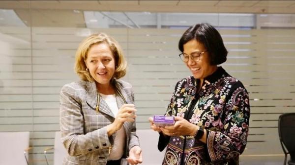 Menkeu RI Sri Mulyani Indrawati melakukan pertemuan bilateral dengan Wakil Perdana Menteri Spanyol dan Menteri Ekonomi Spanyol Nadia Calvino di Washington DC. (Foto: Instagram @smindrawati)