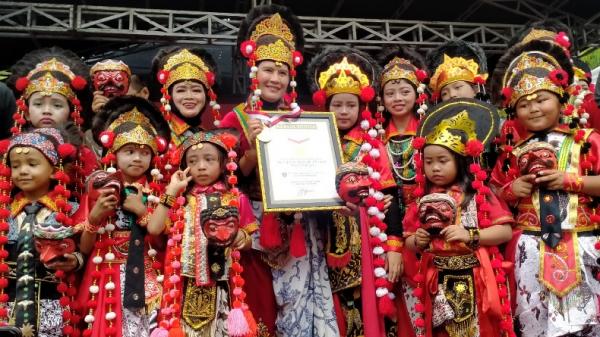 TARI TOPENG KELANA2 Penari menunjukkan piagam Rekor MURI. (FOTO: ANDRIAN SUPENDI)