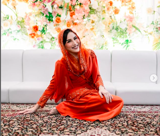 Screen Shot 2022 10 16 At 12 43 10 Artis Umroh Mohon Doa Selesaikan Masalah Keluarga. (Foto: Instagram)