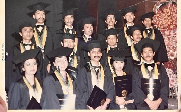 Foto Jokowi Wisuda Foto Jokowi saat wisuda (tiga dari kanan paling atas). (Foto: Istimewa)