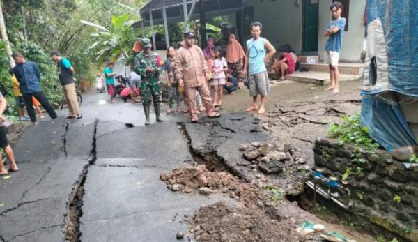  Diguyur Hujan Deras, Jalan Penghubung 2 Desa di Purbalingga Ambles Sepanjang 20 Meter