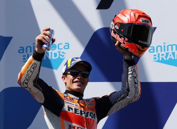 Pemabalap Repsol Honda, Marc Marquez semringah karena menggapai podium kedua  MotoGP Australia 2022 di Sirkuit Phillip Island, Minggu (16/10/2022). (Foto: REUTERS)