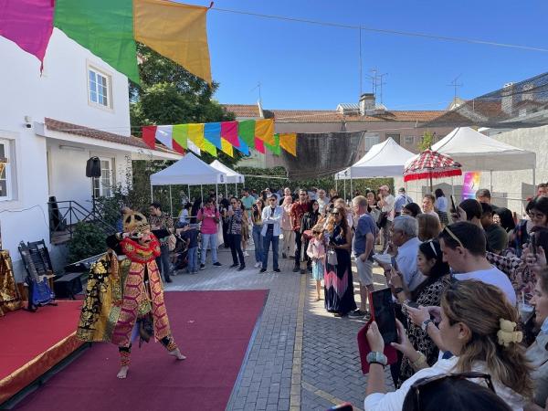 Penampilan Tari Topeng Keras Penampilan tari topeng oleh Grup Citraloka Dance di ajang Mercado Culinário Indonésio (MCI), Portugal. (Foto: KBRI Lisabon)
