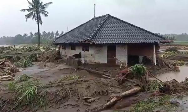 Banjir bandang di Jembrana. (Foto: Nyoman Sudika)