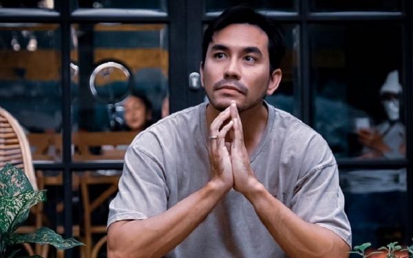 Darius Sinathrya juga masuk daftar artis pria yang jago masak. (Foto: Instagram)