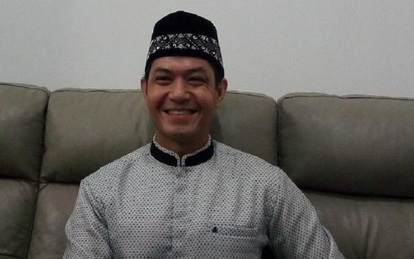 Dude Herlino ternyata juga menyandang status artis pria yang jago masak. (Foto: Ist)