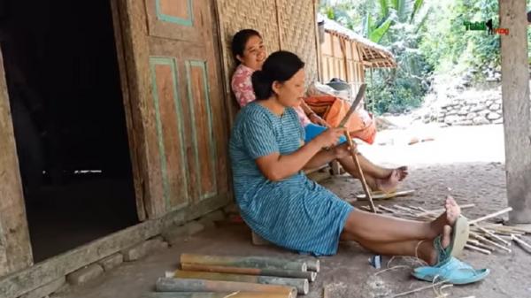 Warga pelosok desa pedalaman Trenggalek bersantai di teras rumah sambil membuat kerajinan. (Foto: Youtube @tobilvlog).
