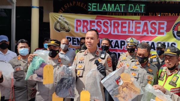 PERAMPOKAN DAN PEMBUNUHAN BANDUNG1 Kapolsek Bojongloa Kidul Kompol Ari Purwantono menunjukkan barang bukti perampokan dan pembunuhan yang dilakukan Kiki Randiyansyah. (FOTO: Humas Polrestabes Bandung)