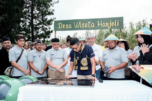 Menparekraf Sandiaga Uno mengunjungi desa wisata. (Foto: dok Kemenparekraf)