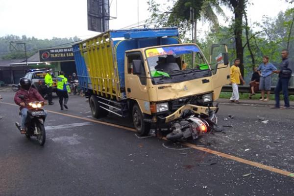 Adu Banteng Motor Lawan Truk Di Jalan Wonosari, Mahasiswa Patah Kaki ...