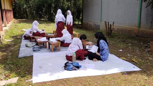 Ruang Kelas Rusak, Siswa SDN Majasari III Cibiuk Garut Belajar ...