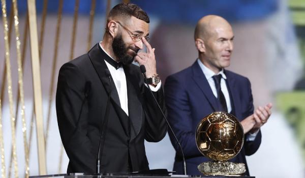 Komentar Karim Benzema usai raih Ballon dOr jadi sorotan. Bintang Real Madrid itu bawa-bawa nama Zinedine Zidane dan Ronaldo Luis Nazario. (Foto: REUTERS/Benoit Tessier)