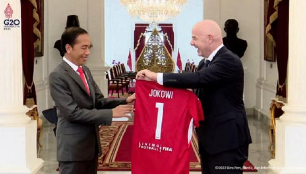 Presiden FIFA dan Jokowi Presiden FIFA Gianni Infantino memberikan jersey bernomor 1 kepada Presiden Jokowi di Istana Negara. (Foto istimewa).