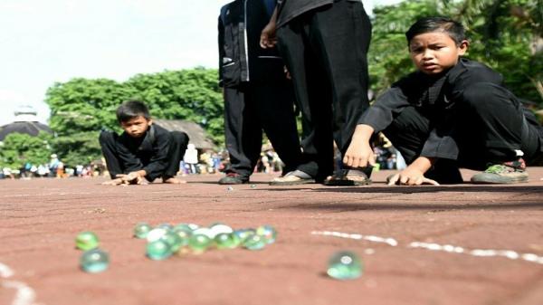 Maen Kaleci Maen kaleci salah satu bentuk kaulinan barudak menjadi yang mengandung unsur edukasi. Permainan anak-anak ini menjadi kebudayaan Jawa Barat yang hampir punah, sudah jarang lagi dimainkan. (Foto: Istimewa)