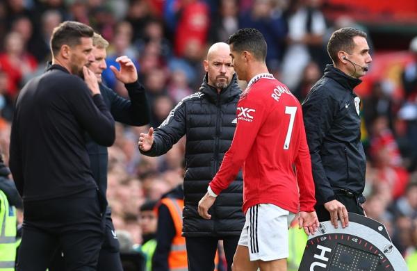 Erik ten Hag Cristiano Ronaldo Pelatih Manchester United, Erik ten Hag menarik keluar pemainnya Cristiano Ronaldo saat melawan Newcastle United dalam laga Liga Inggris 2022/2023 di Stadion Old Trafford, Minggu (16/10/2022). (Foto: REUTERS)