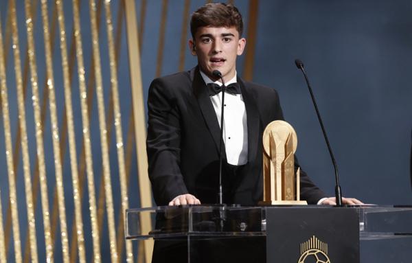 Gelandang Barcelona Gavi disebut tak layak dapat Kopa Trophy 2022. Sang pelatih Barcelona, Xavi Hendandez, beri pendapat berkelas. (Foto: REUTERS/Benoit Tessier)