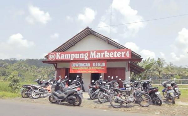 Kampung Marketer Salah satu rumah warga Desa Tunjungmuli, Kecamatan Karangmoncol, Kabupaten Purbalingga, Jawa tengah, yang dijadikan sebagai Kios Kampung Marketer. (Foto: Istimewa)