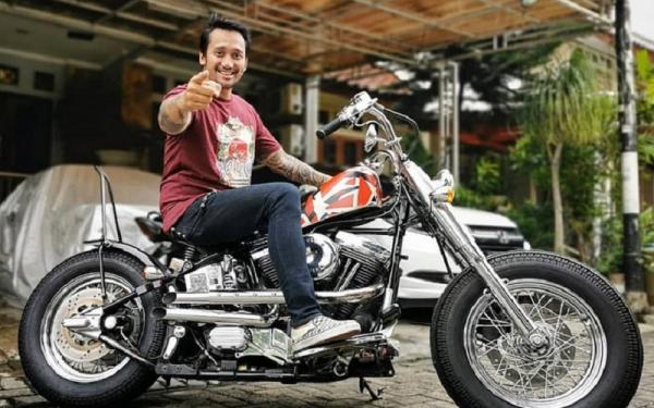Tora Sudiro moge Tora Sudiro di atas moge miliknya. (Foto: Instagram  @t_orasudi_ro)