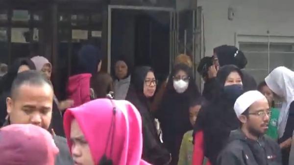 PEMBUNUHAN CIMAHI1 Warga melayat ke rumah duka. (FOTO: iNews/YUWONO WAHYU)