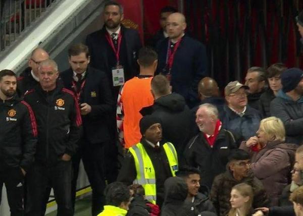 Penyerang Manchester United, Cristiano Ronaldo tampak masuk lorong pemain saat timnya masih bertanding melawan Tottenham dalam laga Liga Inggris 2022/2023 di Stadion Old Trafford, Kamis (20/10/2022). (Foto: Facebook/@fabrizioromanoherewego)