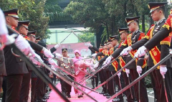 Kapolda Jatim Irjen Pol Toni Hermanto saat acara pisah sambut, Kamis (20/10/2022). (foto: humaspoldajatim).