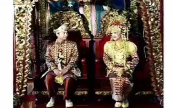 Anissa Aziza dan Raditya Dika juga masuk deretan arti yang menikah dengan adat Palembang. (Foto: Istimewa)
