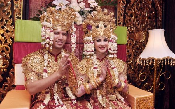 Arumi Bachsin dan Emil Dardak juga termasuk artis yang menikah pakai adat Palembang. (Foto: Okezone)