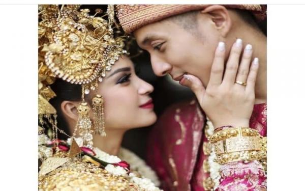 Putri Titian dan Junior Liem juga masuk deretan arti yang menikah dengan adat Palembang. (Foto: Instagram)