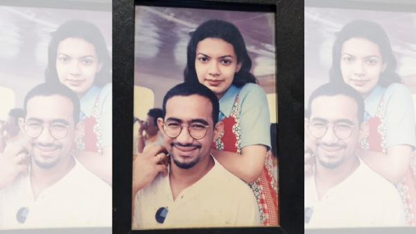 Bersandar manja di pundak sang suami Bersandar manja di pundak sang suami (Foto: Instagram Najwa Shihab)